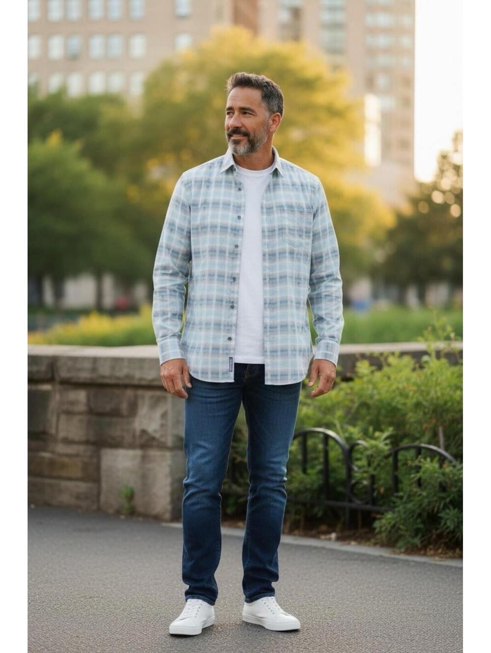 Tommy Bahama Men’s Long Sleeve Button Down Shirt Size Medium Blue and White